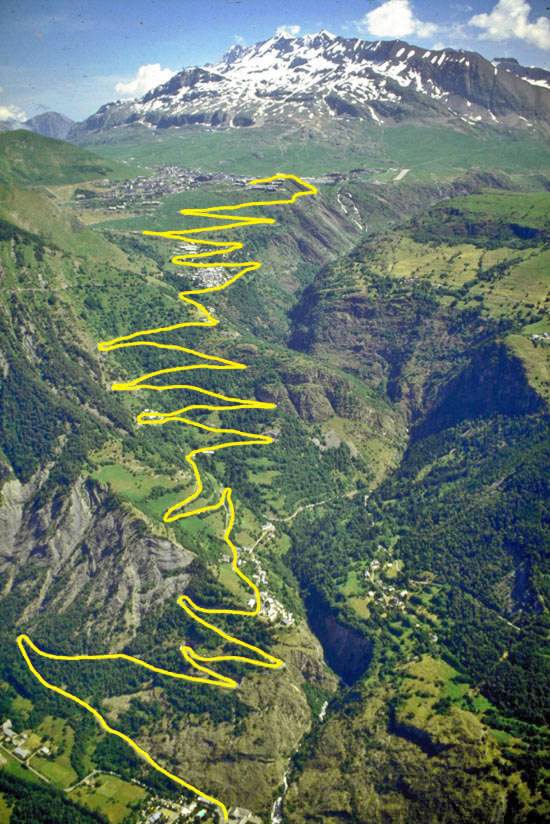 BRATT: Dette er veien opp Alpe d’Huez. Alpe_d_Huez Wikimedia Commons