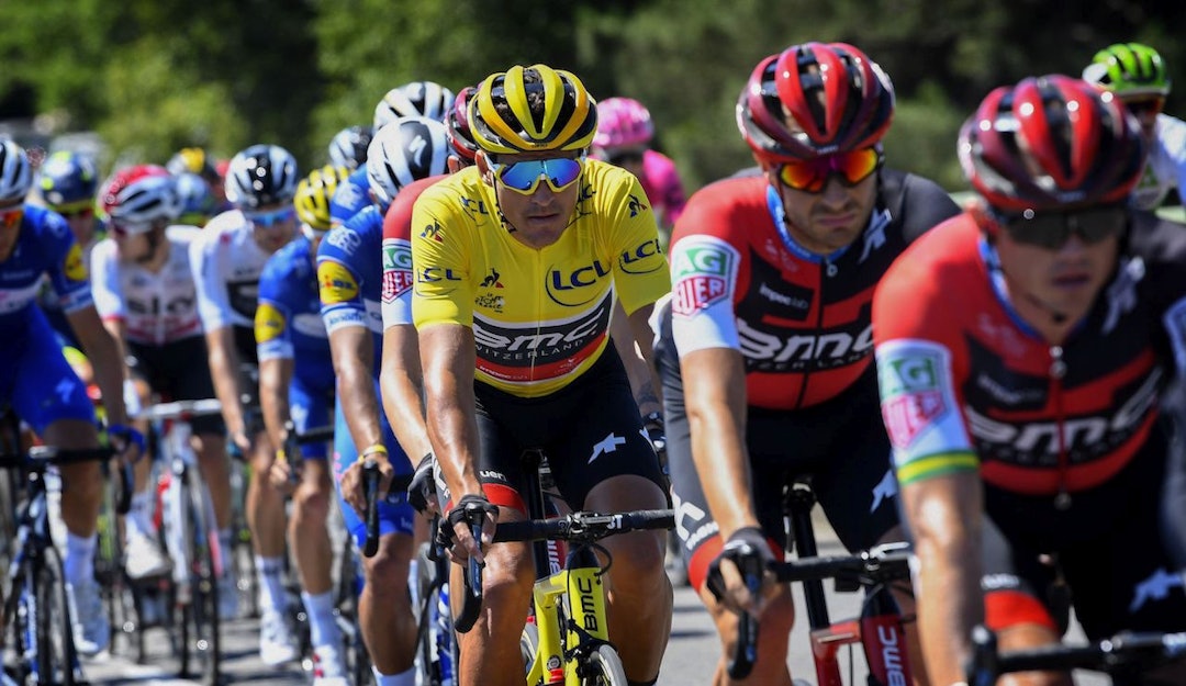 SITTER TRYGT: Enn så lenge, hvertfall. Greg van Avermaet kjører fortsatt i gult. Foto: Cor Vos. SITTER TRYGT: Enn så lenge, hvertfall. Greg van Avermaet kjører fortsatt i gult. Foto: Cor Vos.