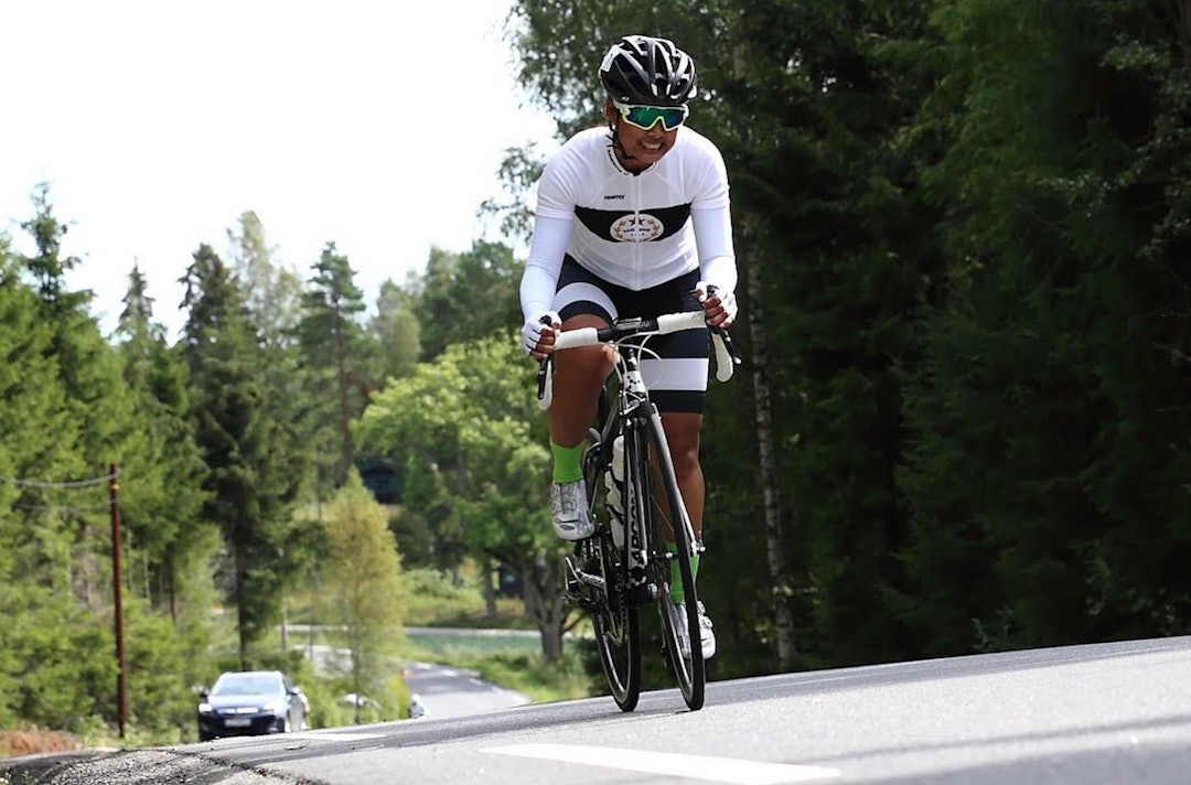 Caroline Vamnes er allerede dreven på hjul, og gleder seg til å dele sine erfaringer med jentene som melder seg på fellesstarten Ladies Edition 2016. Foto: Ola Morken Caroline Vamnes - Øyeren Rundt 2015 - Foto Ola Morken 1400x924