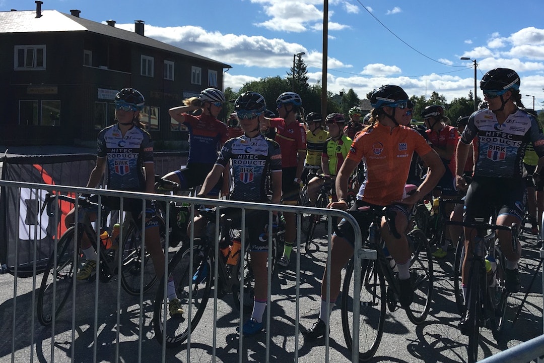 START I HEMSEDAL: Damefeltet før start på tredje etappe i Tour de Hallingdal. Foto: Ingeborg Scheve Damestart Stage 3 - Scheve 1200x800