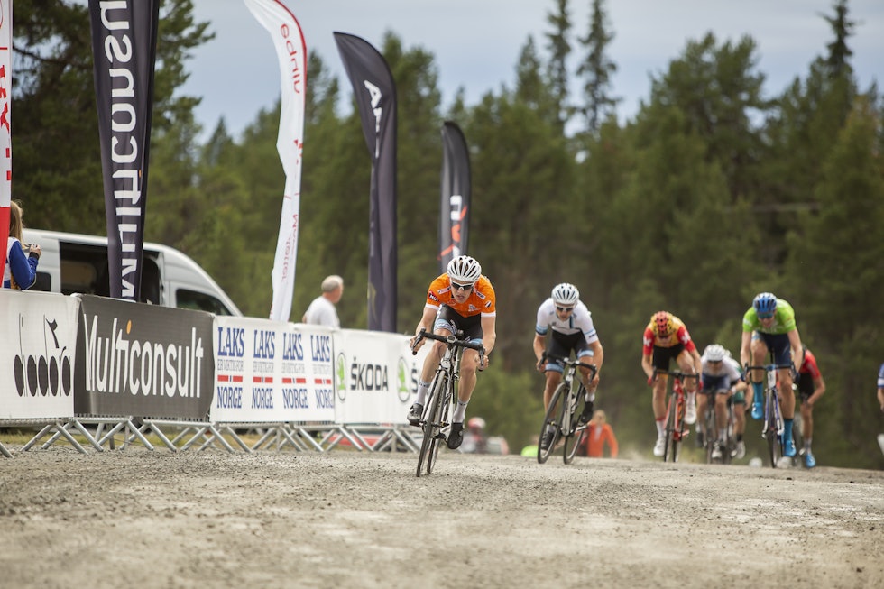 TREDJEPLASS: Kristian Aasvold (laksetrøya) tok tredjeplassen på dagens etappe. Foto: Pål Westgaard Kristian Aasvold - trond Haakon Trondsen - Markus Hoelgaard - Tour de Hallingdal Stage 2 Sr Men - Pål Westgaard 1400x933