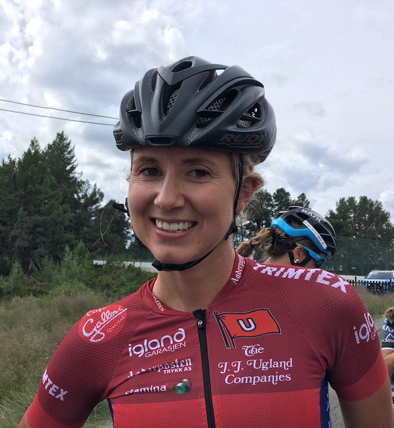 SPURTSEIER: Birgitte Ravndal tok seieren på andre etappe i Tour de Hallingdal foran Julie Solvang. Foto: Ingeborg Scheve Birgitte Ravndal - Scheve 800x