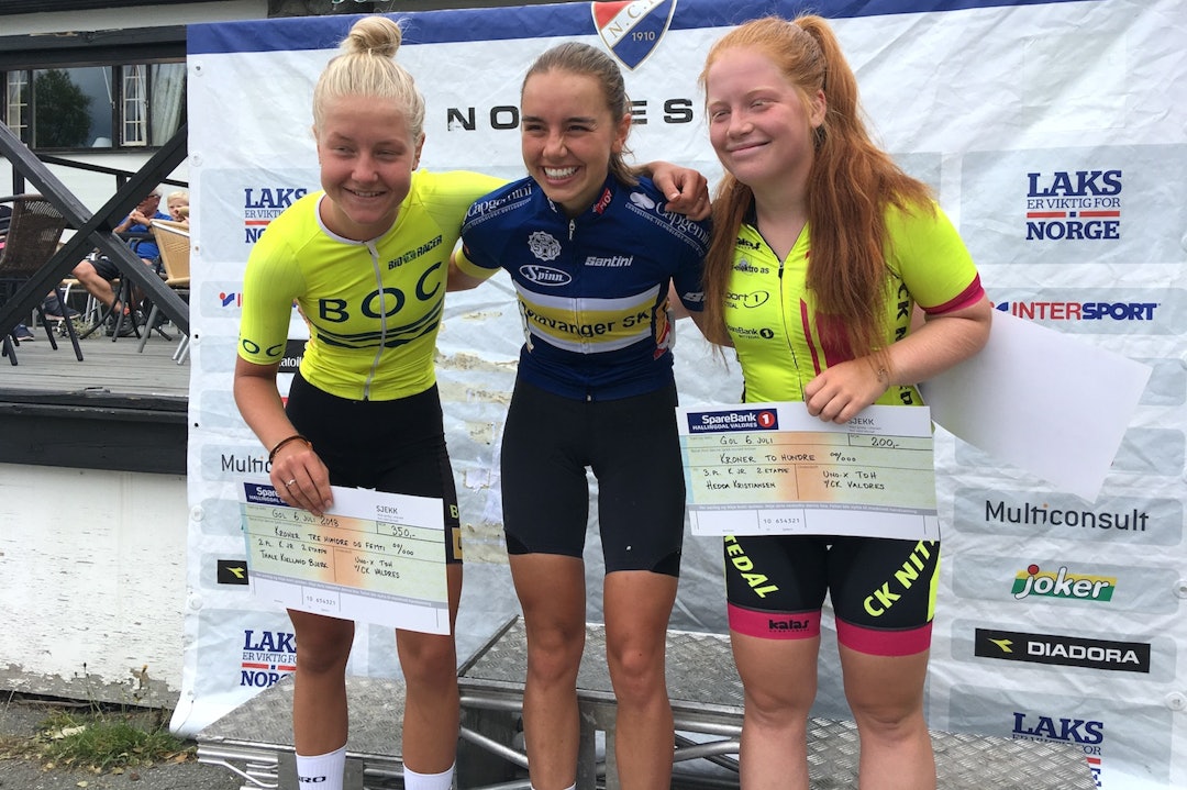 TO FOR TO: Amalie Lutro har vunnet begge de to første etappene i Tour de Hallingdal. Også i dag ble Thale Kielland Bjerk nummer to, mens Hedda Kristiansen ble nummer tre. Foto: Ingeborg Scheve Thale Kielland Bjerk - Amalie Lutro - Hedda Kristiansen - Scheve 1400x933