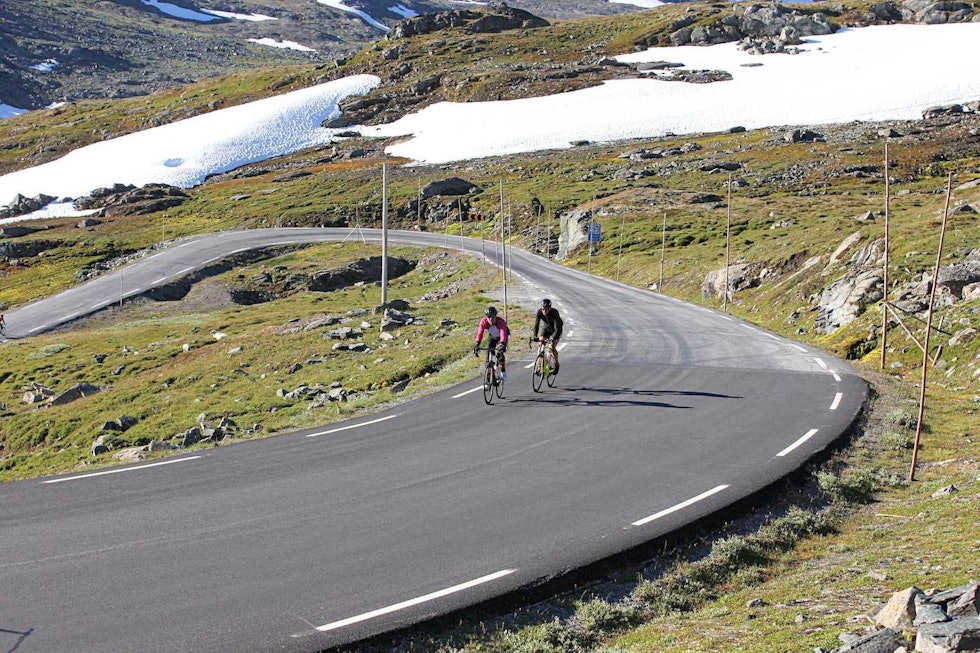 SEIGT: Fredrik Lorentzen Henne og Eivind Olsen på vei opp Sognefjellet. Foto: Ola Morken Fredrik Lorentzen Henne - Eivind Olsen - Jotunheimen Rundt 2018 - Ola Morken 1400x933