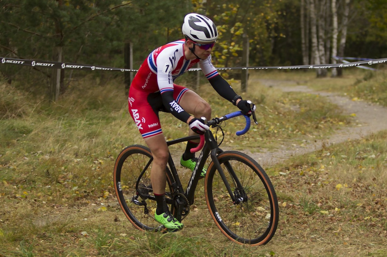EM-KLAR: Fredrik Haraldseth er en av fire norske som sykler kross-EM i Nantes i Frankrike på søndag. Foto: Pål Westgaard EM-KLAR: Fredrik Haraldseth er en av fire norske som sykler kross-EM i Nantes i Frankrike på søndag. Foto: Pål Westgaard