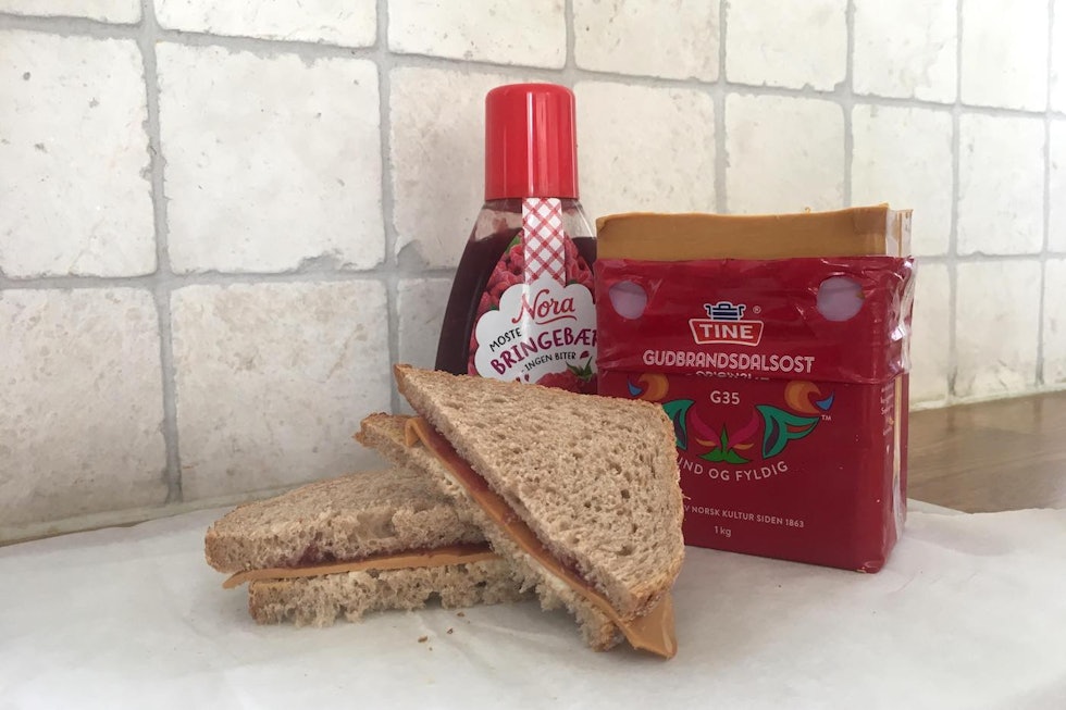 SIKRINGSKOST: Grovbrød med brunost og syltetøy er fast lommemat for Silje Mathisen. Silje Mathisen food 1400x933