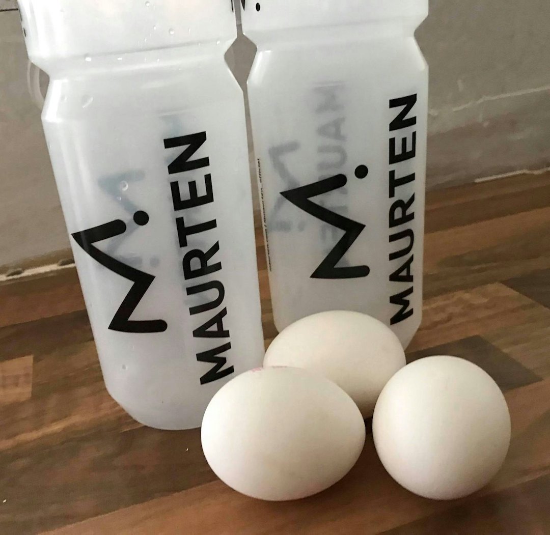 SUKKERFRITT: På drikkeflaskene er det Maurten sportsdrikk til fest og vann med elektrolytter til hverdags, og på lomma er det hardkokteegg. Jermstad - eggs 1400x