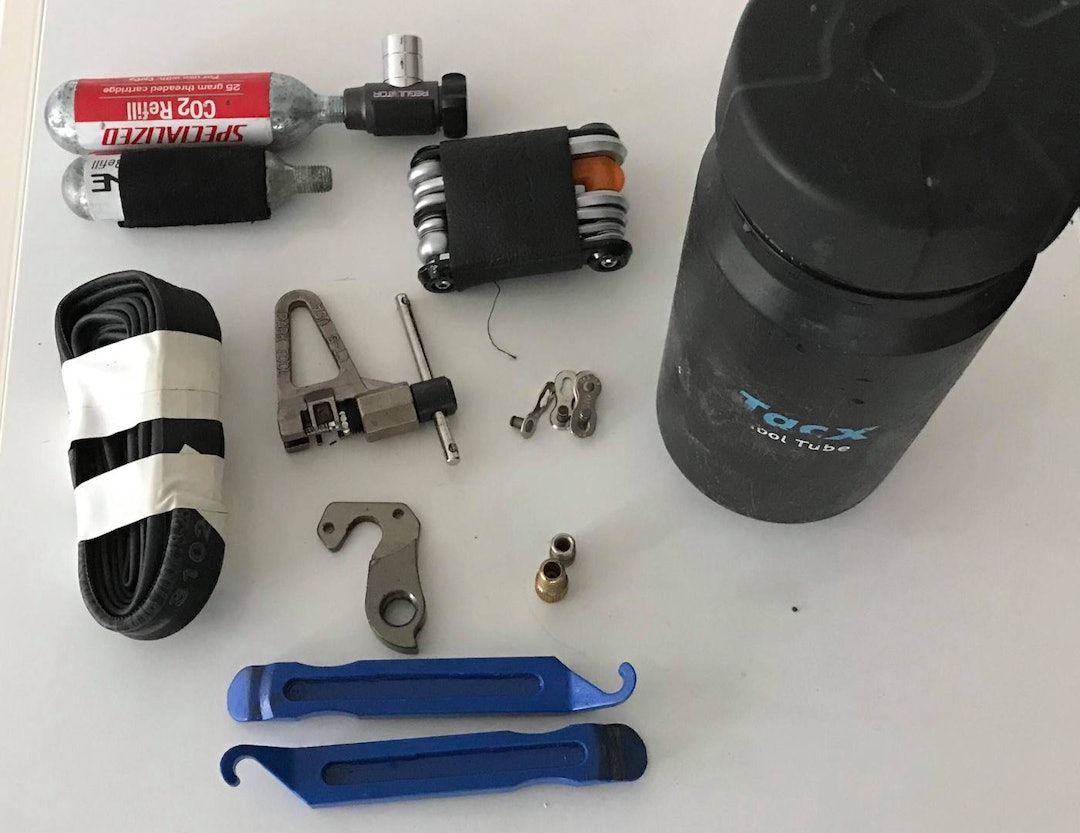 FLASKEFôR: Med dette på flaska kan Jermstad takle de fleste vanlige tekniske problemer. Jermstad sykkelflaske - verktøy 1400x