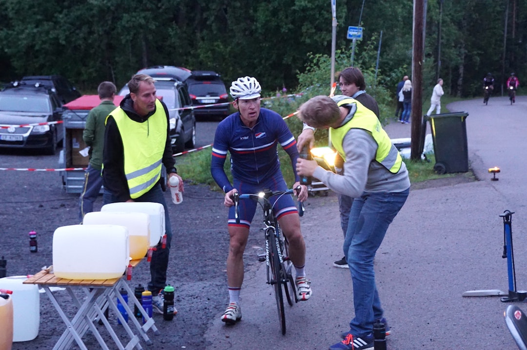 TOPP SERVICE: Atle Thoresen skryter av arrangørens opplegg og service for rytterne. Foto: Bjørn Saksberg Atle Thorsen Flaskepåfyll - Bjørn Saksberg 1400x933