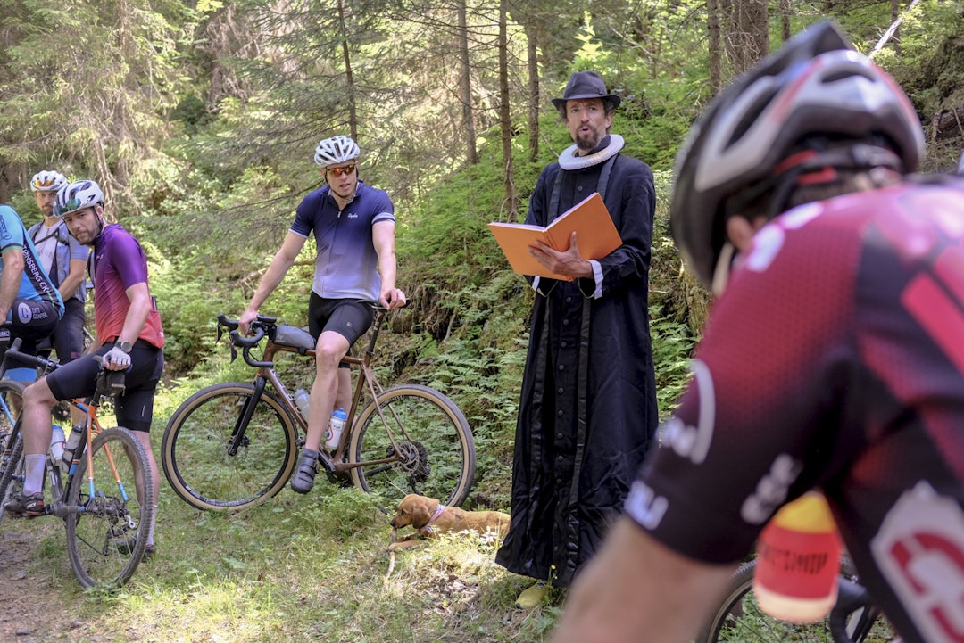 FALSKE EVENTYR: Norges siste vandrende prest. Han kom, leste eventyr, og gikk videre. FALSKE EVENTYR: Norges siste vandrende prest. Han kom, leste eventyr, og gikk videre.