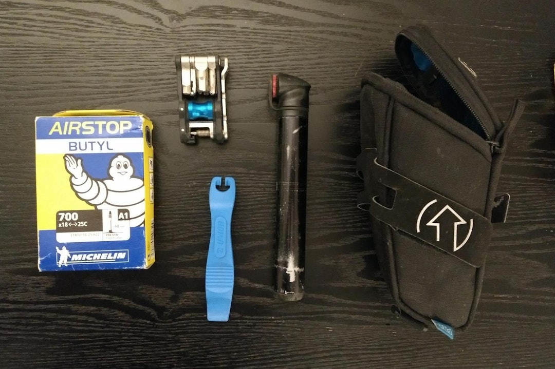 NEVENYTTIG: I saltasken har Asbjørn Slagteren Fjellvåg med seg verktøy til 99 prosent av vanlige tekniske uhell. Foto: Privat Asbjørn Slagteren Fjellvåg - saltaske 1400x933