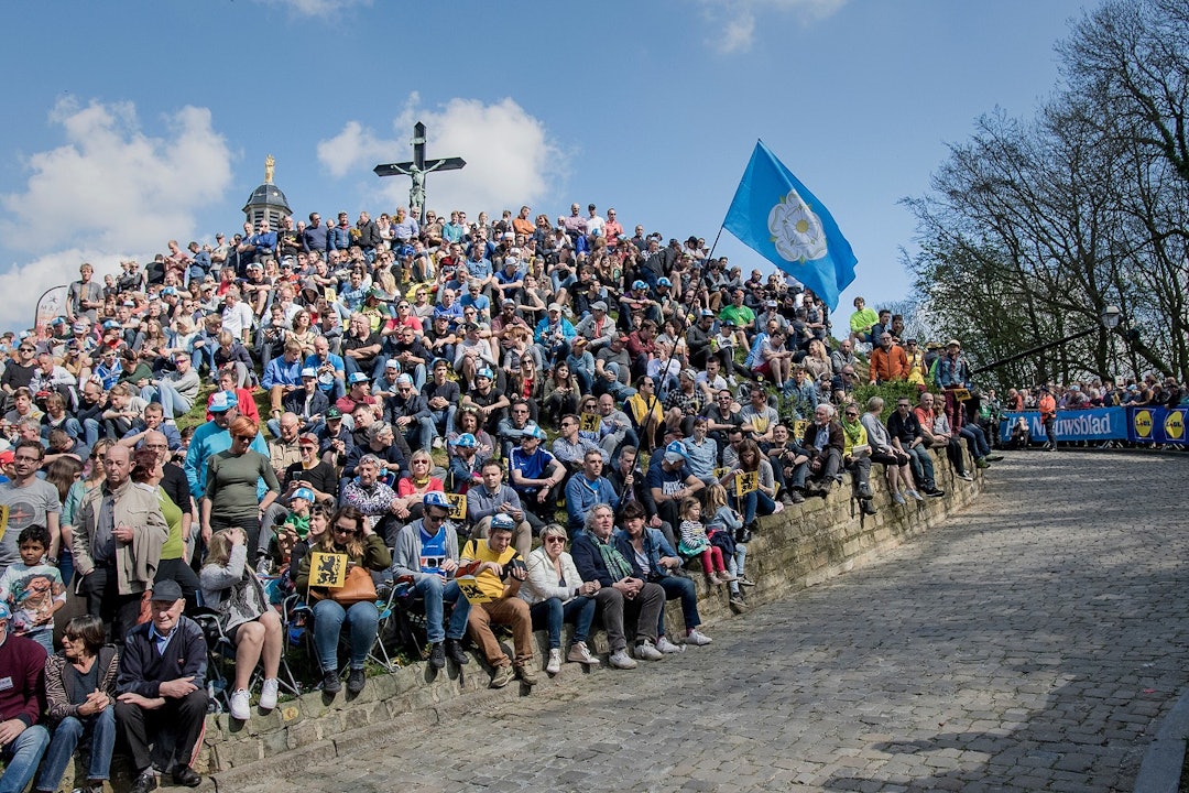 VELSIGNET fuglefjell: Folkemengden like før toppen av Muur van Geraardsbergen. Foto: Kristof Ramon Kramon_RondeVanVlaanderen2017_1628