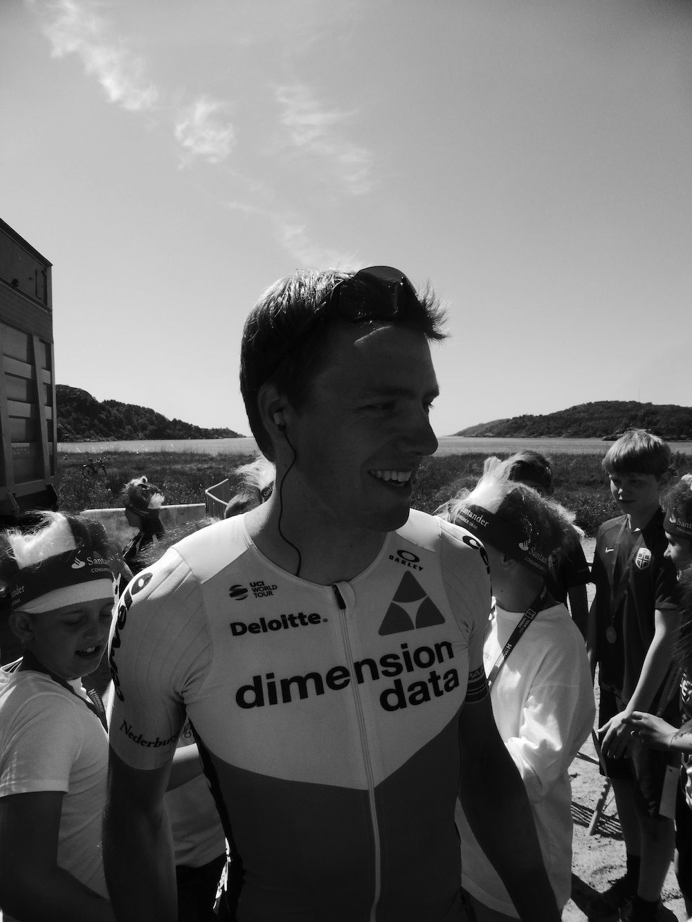 HIGH-FIVE MANN: Edvald Boasson Hagen var den mest populære rytteren på Spangereid før start av årets Tour des Fjords. Foto: Geir Stian Ulstein Dimension Data rider - Foto Geir Stian Ulstein 1000x