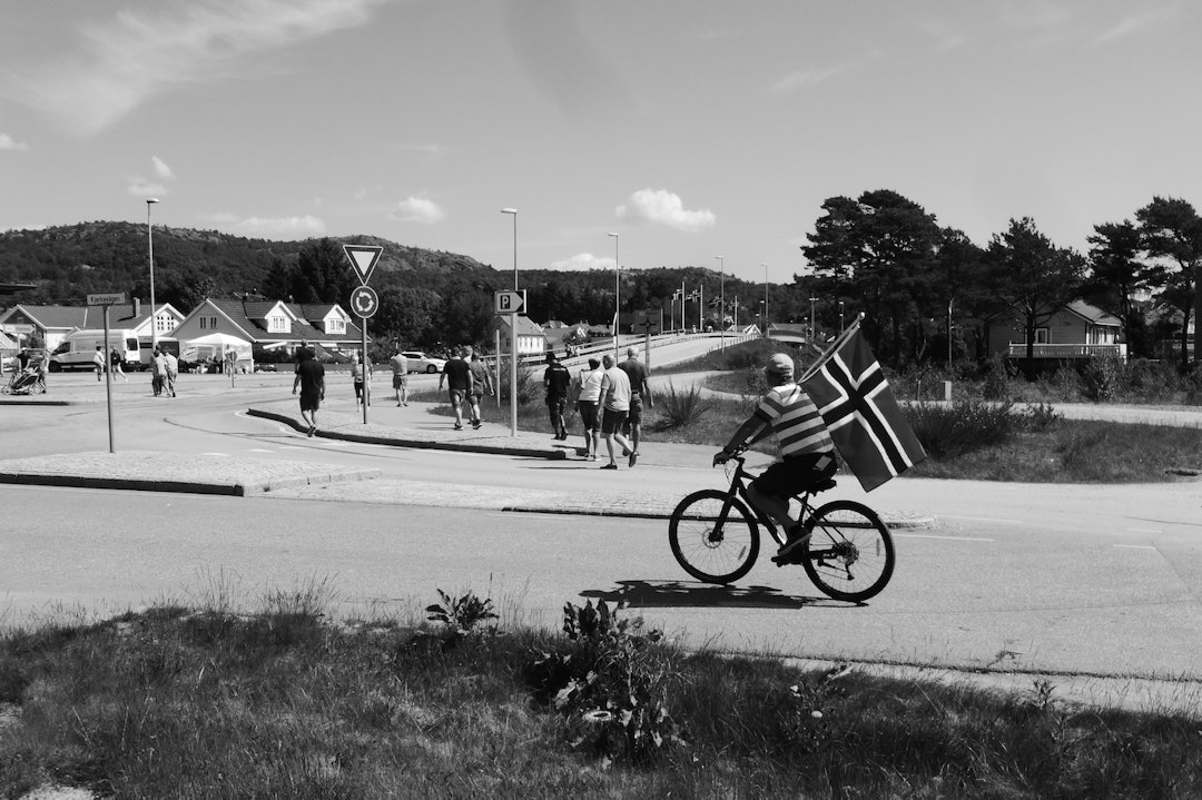 FLAGGBÆRER: Lokalbefolkningen gjør seg klar til å motta sykkelstjerner til Spangereid. Foto: Geir Stian Ulstein Fans - Foto Geir Stian Ulstein 1400x933