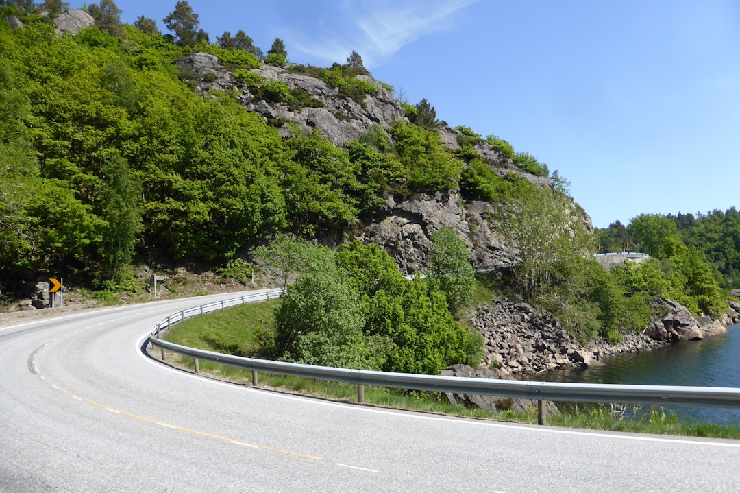 LANGS FJORDEN: Skarpe svinger og stadige knekkere ventet rytterne på vei nordover i Lindesnes. Foto: Geir Stian Ulstein Road - Foto Geir Stian Ulstein 1400x933