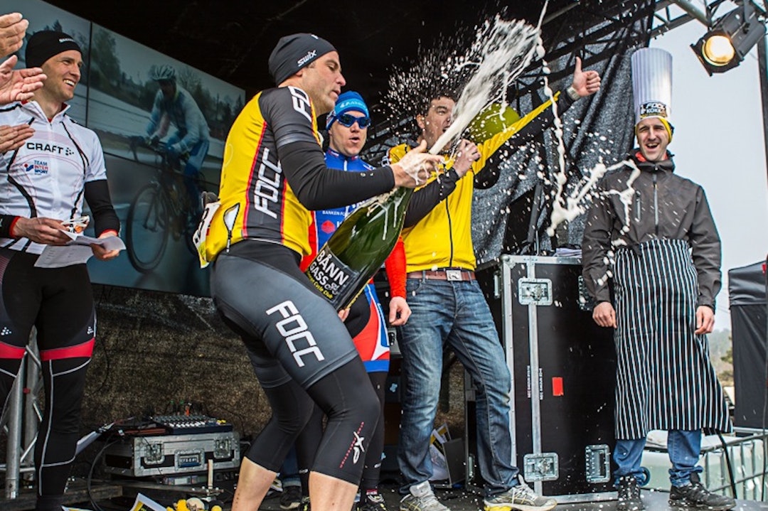 STAS: Sjampis på pallen i Bånn Gass gjør susen for stemningen. Foto: Fevik og Omegn Cykleclub Christian Sc FOCC 2013 - Foto FOCC 1400x933