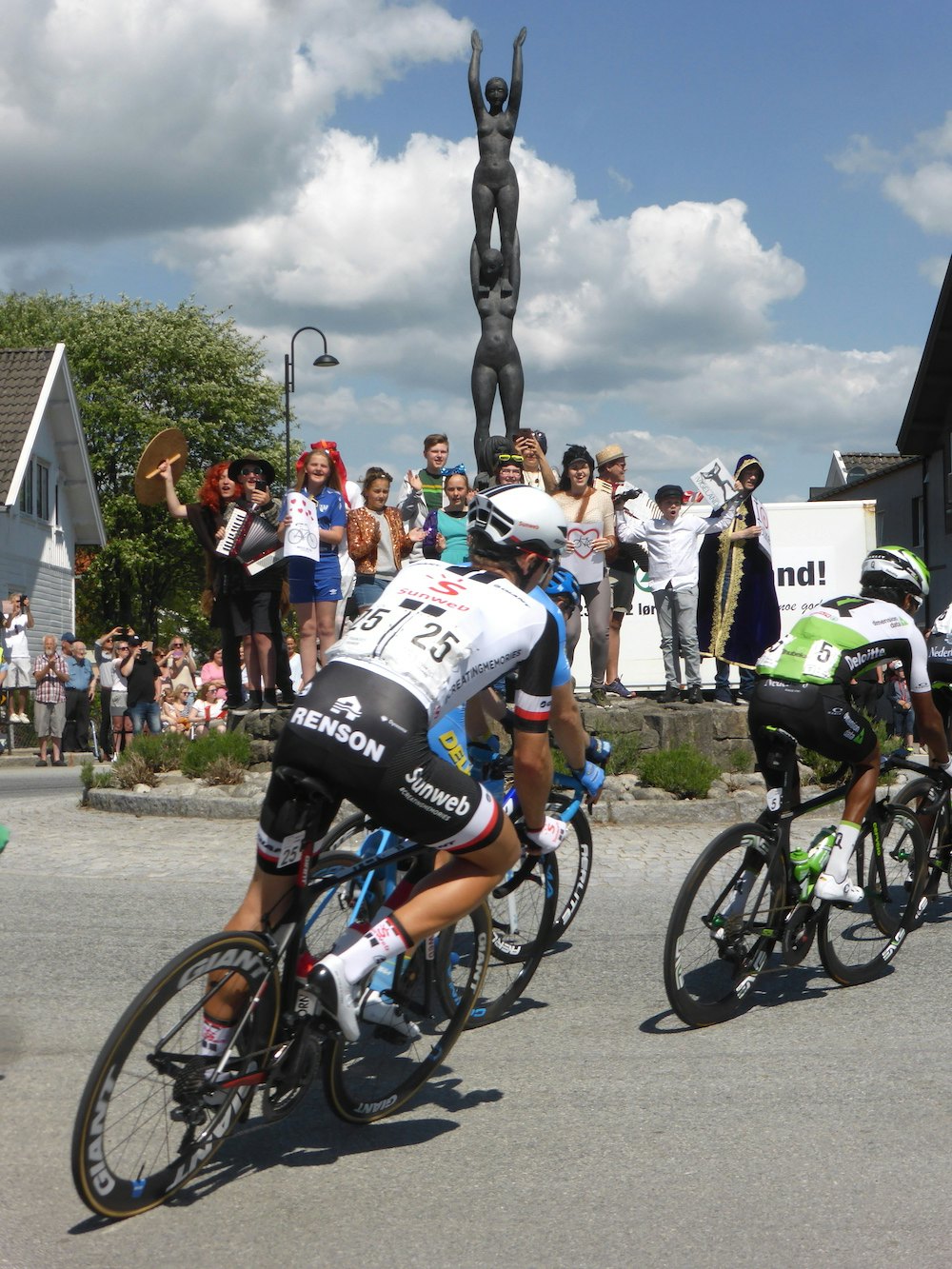 SÅ SMALT DET: Gjennom lyden av folkerop, trekkspillmusikk og sirener smalt først utbryterne gjennom Vigeland, før hovedfeltet fulgte litt mer bedagelig etter. Foto: Geir Stian Ulstein Riders 1 - Foto Geir Stian Ulstein 1000x