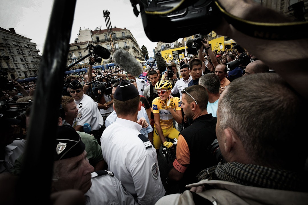 KAOS: Det var et enormt kaos rundt Michael Rasmussen da han hadde den gule trøyen. Presset var stort fra media. Foto: Cor Vos.