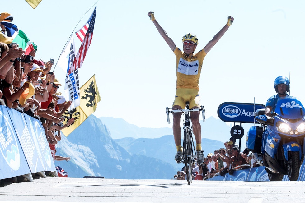PÅ TOPPEN: Rasmussen på toppen av Col d'Aubisque, Tour de France 2007. Seieren i rittet er i praksis sikret, senere samme dag får han sparken av Rabobank. Foto: Cor Vos.