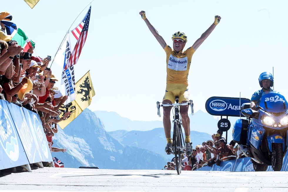 PÅ TOPPEN: Rasmussen på toppen av Col d'Aubisque, Tour de France 2007. Seieren i rittet er i praksis sikret, senere samme dag får han sparken av Rabobank. Foto: Cor Vos. PÅ TOPPEN: Rasmussen på toppen av Col d'Aubisque, Tour de France 2007. Seieren i rittet er i praksis sikret, senere samme dag får han sparken av Rabobank. Foto: Cor Vos.