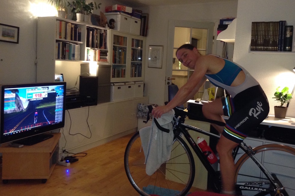 HEKTA: Kristin Falck har vært hekta i flere år allerede. Nå er hun norgesmester i Zwift. Foto: Privat Kristin Falck wind trainer - Foto Privat 1400x933
