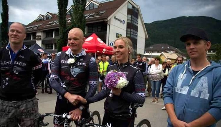 BRYLLUP: Anders Bernhoft og Monica Storhaug giftet seg etter målgang på Jotunheimen Rundt 2014. Foto: Håvard Nesbø Eirik Granly - Anders Bernhoft og Monica Storhaug wedding - Thomas Nielsen JR 2014 - Photo Håvard Nesbø 750x