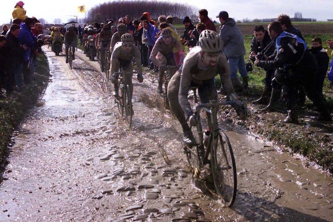MØKKETE: Servais Knaven vinner en gjørmete utgave av Paris-Roubaix. Slikt blir det bok av. Foto: Cor Vos.