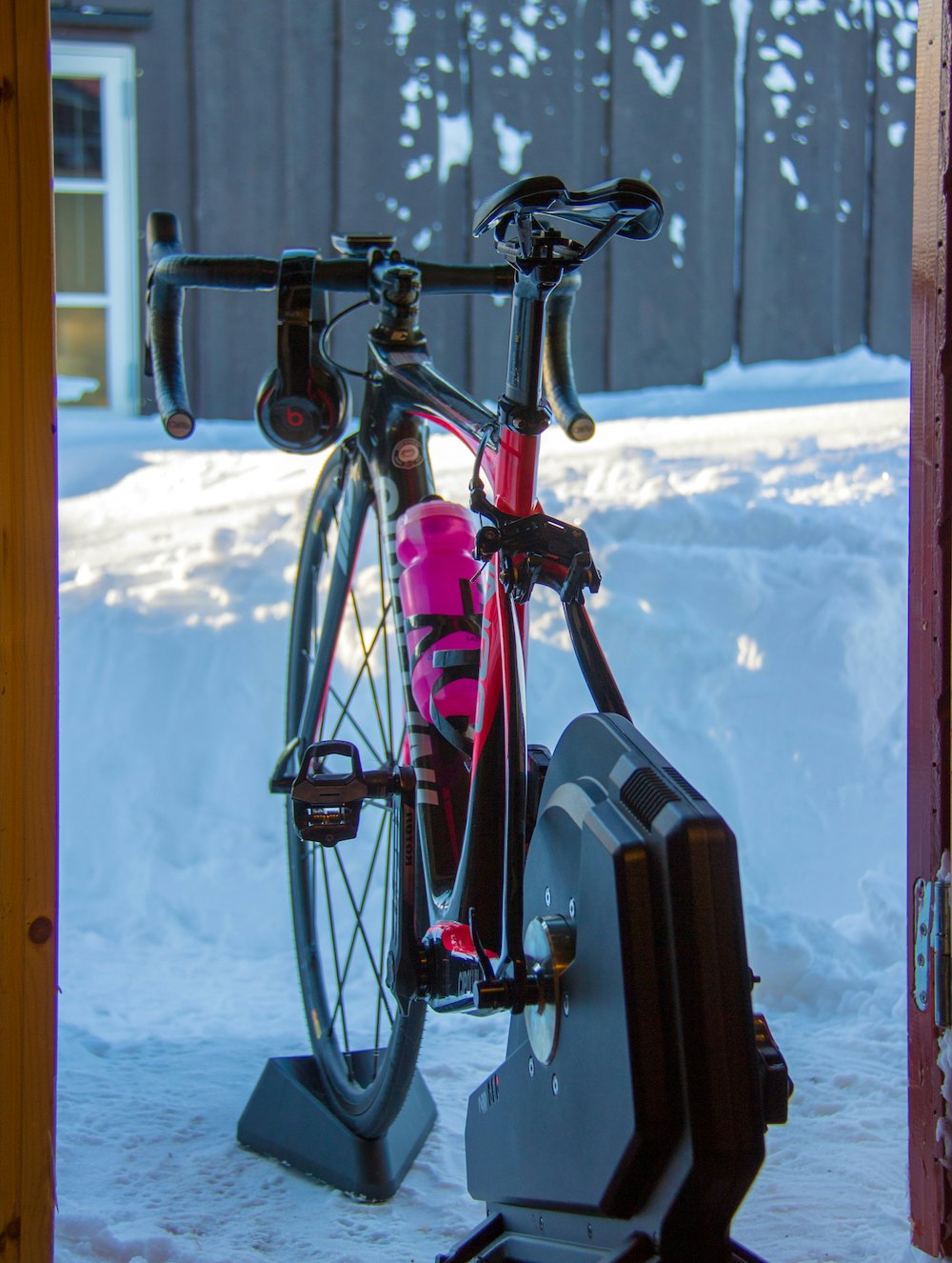 FRA BOBLE TIL ROLLS ROYCE: Caroline Vamnes byttet ut den gamle analoge rulla med en ny, interaktiv Tacx Neo.Foto: Privat Caroline Vamnes wind trainer - Privat 1000X
