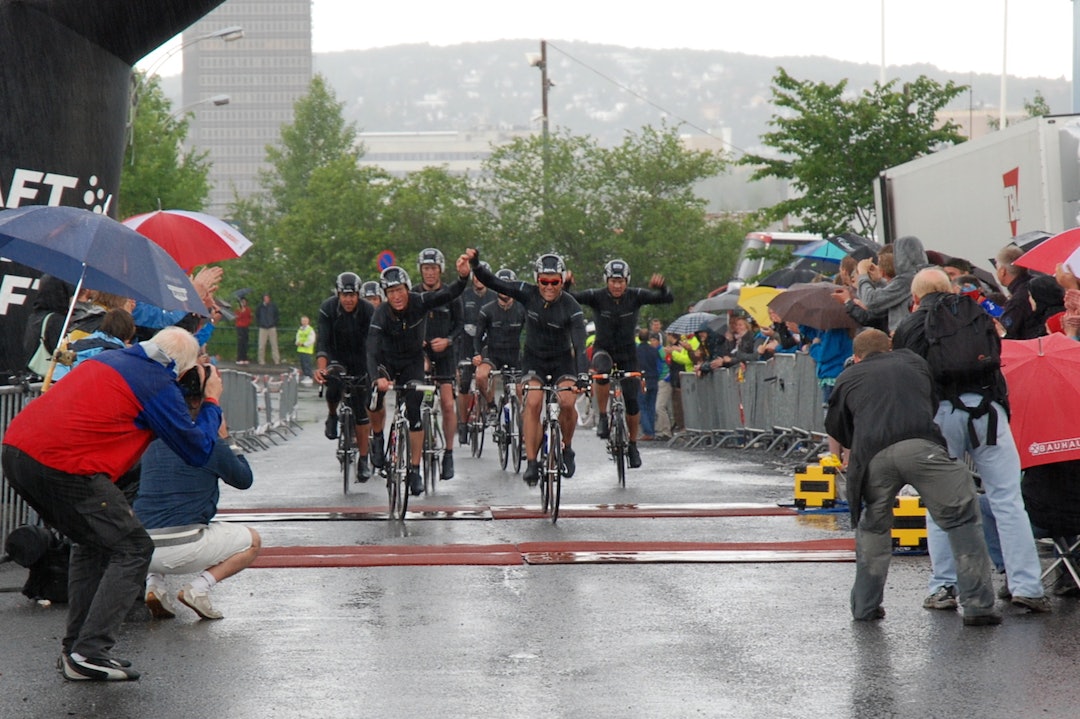 REKORD: Velo Club Zoncolan syklet Trondheim-Oslo på 12:51 for snart ti år siden og rekorden står ennå. Foto: Velo Club Zoncolan Velo Club Zoncolan 2009 - finish Foto Velo Club Zoncolan 1400x933