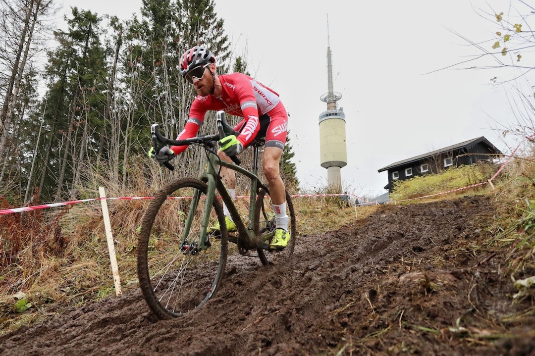 KAMPKLAR: Morten Vaeng har ikke gitt opp sammenlagtseieren selv om han ble slått grundig på dagens ritt. Foto: Ola Morken Morten Vaeng - mud - Tryvannskross 2017 - Ola Morken 1400x933