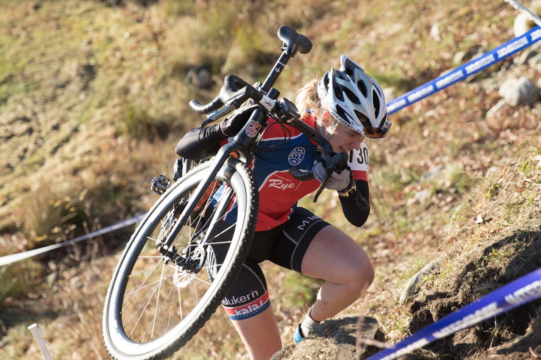 TETT: Sammenlagtledelsen til Marit Sveen har krympet til 60 poeng etter at Ingrid Moe vant den nest siste runden i kross-Norgescupen. Foto: Bengt Ove Sannes Marit Sveen - NM CX 2017 - Bengt Ove Sannes 1400x933