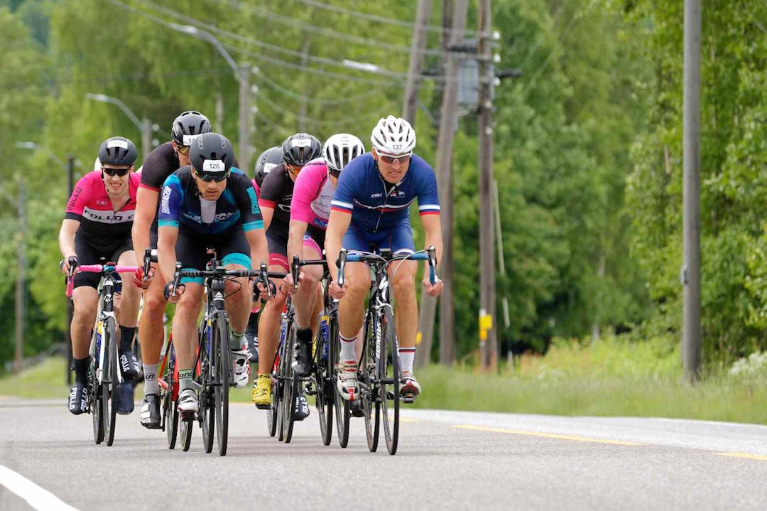 ENGASJERT: Even Chiodera (til venstre) mener mastercupen slik den er i dag er uinteressant. Her fra fellesstarten Trondheim-Oslo i juni. Foto: Ola Morken Even Chiodera - Atle Thoresen - Ola Morken 1400x933