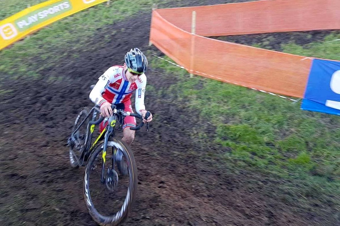 TIL FOTS: Tobias Johannessen fikk bryne seg på løpebakker både oppover og nedover i dagens verdenscupritt i Bogense. Foto: Bjørn Haraldseth Tobias Johannessen U23 WC CX Bogense Nov 2017 - Bjørn Haraldseth 1200x800