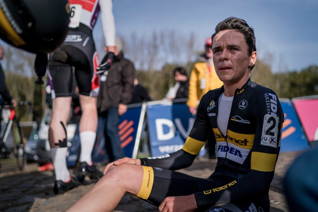 ULOVLIG? Thomas Pidkock under Koppenbergkross, med brettet startnummer. En tradisjon norske dommere ikke hadde fått med seg, og truet med å gi ut bøter for. Illustrasjonsfoto: Kristof Ramon. ULOVLIG? Thomas Pidkock under Koppenbergkross, med brettet startnummer. En tradisjon norske dommere ikke hadde fått med seg, og truet med å gi ut bøter for. Illustrasjonsfoto: Kristof Ramon.