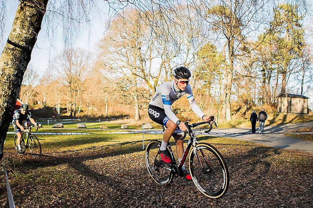 LEDET: Håkon Lunder Aalrust lå foran årets nybakte norgesmester i starten av rittet. Foto: Pål Westgaard Håkon Lunder Aalrust foran Tobias Johannessen - NM kross Arendal 2017 - Pål Westgaard 1400x933