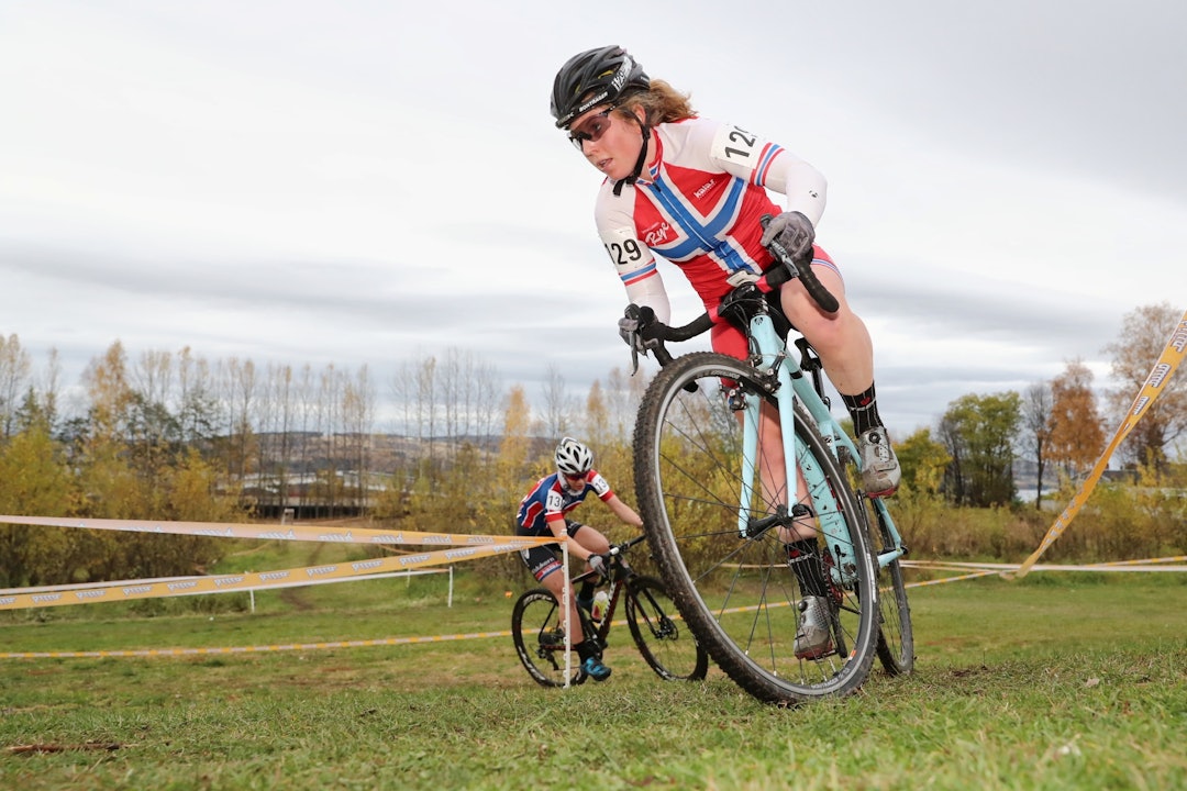 JAGES: Marit Sveen jakter på Elisabeth Sveum under Mjøskross. Sveen vant, med norgesmesteren på andreplass. Foto: Ola Morken Elisabeth Sveum - Mjøskross 2017 - Ola Morken 1400x933