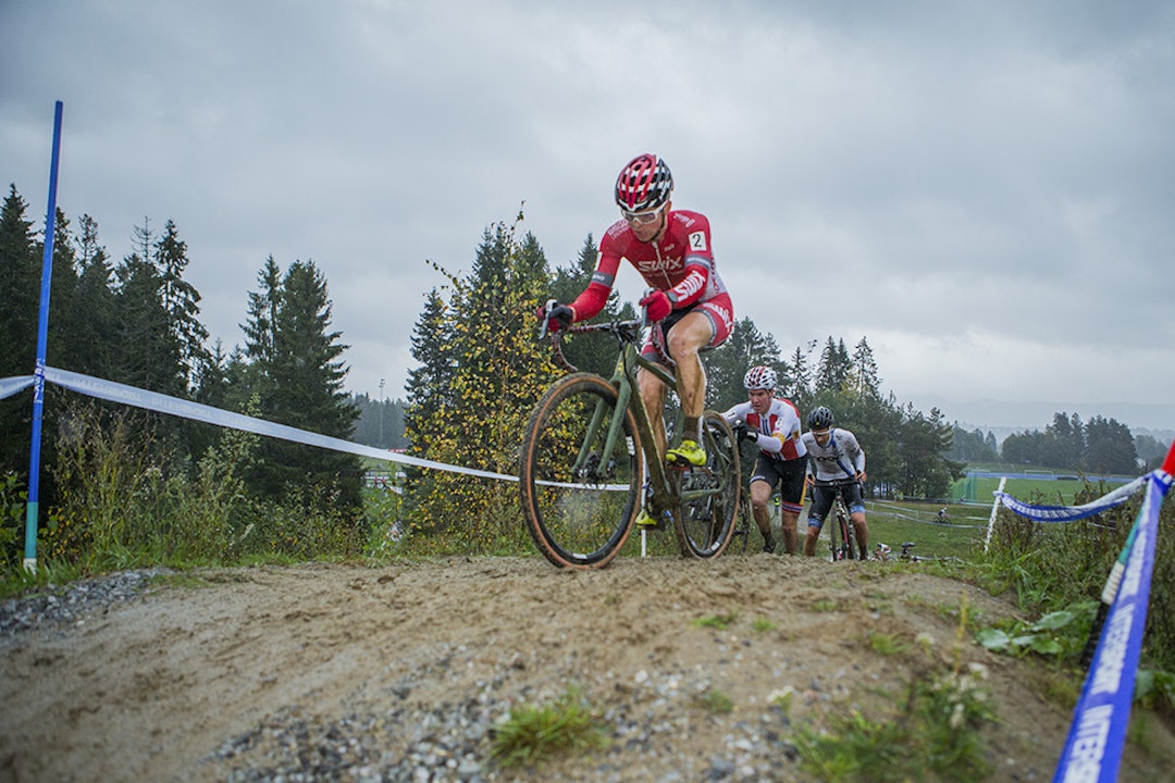 STERKT FELT: Erik Nordsæter Resell (midten) vet at mange, inkludert Fredrik Haraldseth (foran) er ute etter flaggtrøya. Foto: Pål Westgaard Fredrik Haraldseth - Erik Nordsæter Resell - NC2 Grenlandskross Pål Westgaard 1200x800
