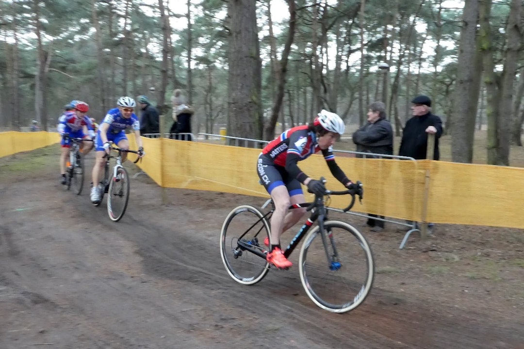 FOKUSERT: Gjertrud Bø under masters-VM i Mol i fjor, der hun tok gull i klassen K50-59. Foto: Privat Gjertrud Bø VM Kross Mol 2016 - Foto Privat 1400x933