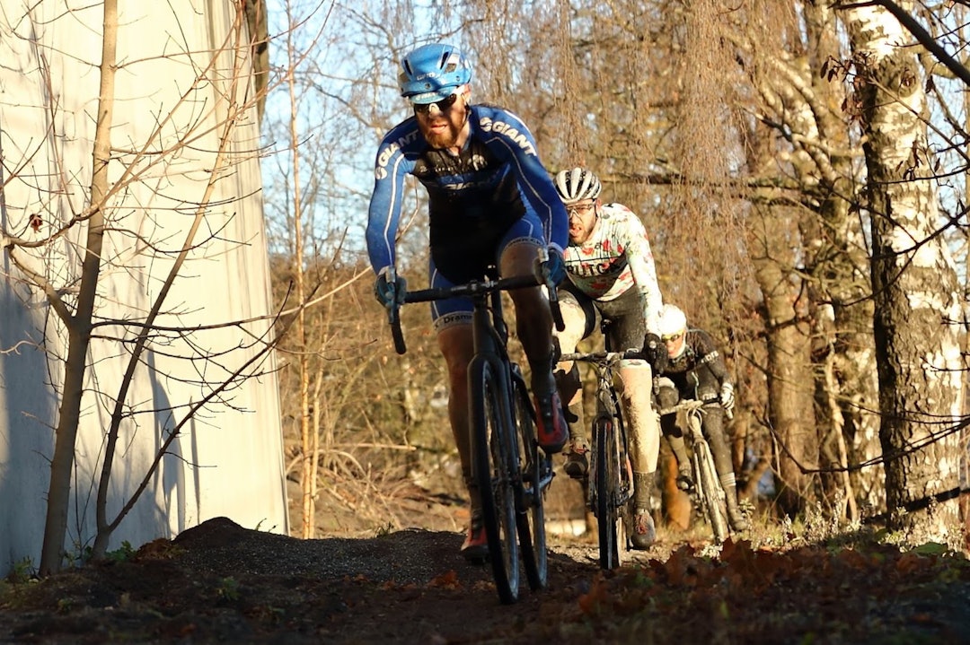 VETERAN: Morten Vaeng har vært med på krossrittet på travbanen flere ganger. Her fra 2015, da han tok seieren. Foto: Ola Morken Morten Vaeng - Adventskross 2015 - Ola Morken 1400x933