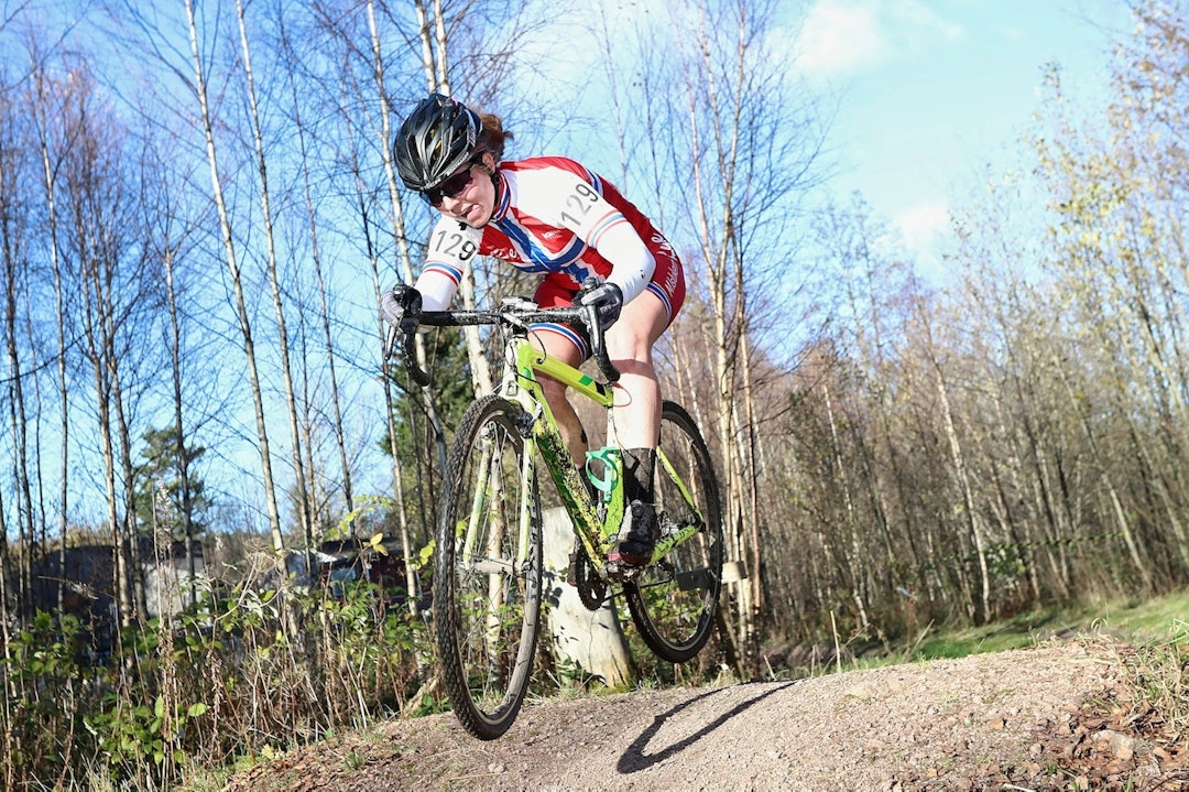 OVERLEGEN: Regjerende kross-norgesmester Elisabeth Sveum vant rittet i Svelvik med overlegen margin. Foto: Ola Morken Elisabeth Sveum - Svelvik CX 2017 - Ola Morken 1400x933