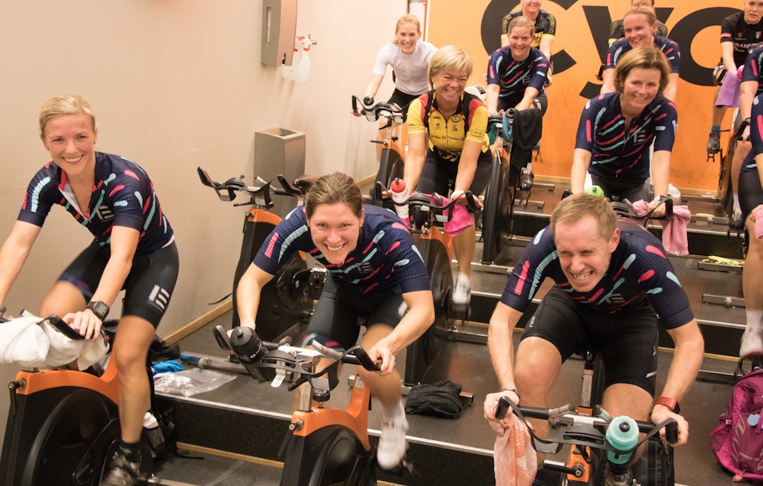 FELLESTRENING: Oppstartsamlingen forrige helg var bare starten. Slike samlinger blir det flere av framover vinteren. Foto: Ladies Edition Mads Kaggestad Heidi Sandsto spinning Oct 21 2017 - Foto Ladies Edition 1200x765