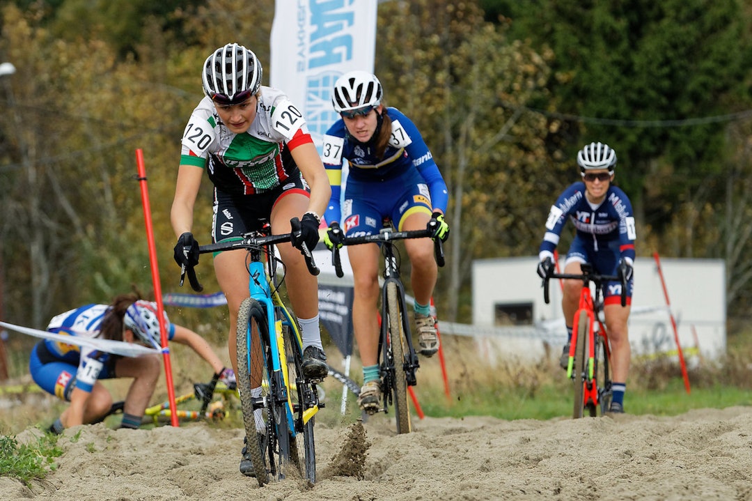 OVERLEGEN: Mari Hole Mohr (bak) leder juniorcupen med nesten 1000 poeng. Foto: Ola Morken Martine Opsahl - Mari Mohr - Silje Stensrud - NC1 Spikkestadkross - Ola Morken 1400x933
