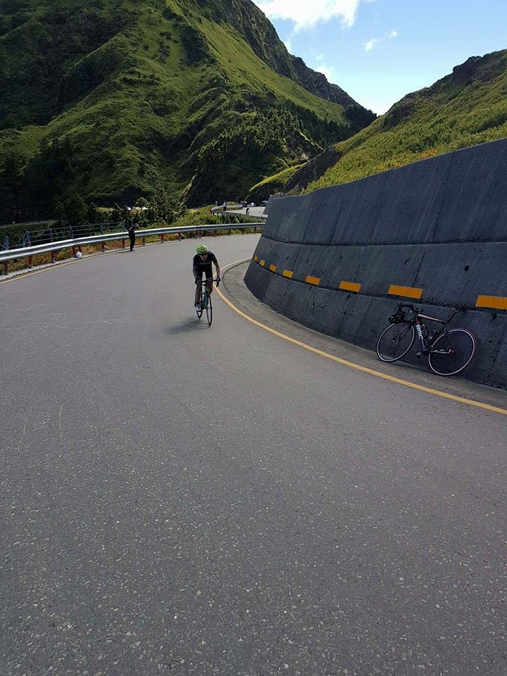 DRAR SEG TIL: Etter å ha klatret 3400 høydemeter nærmer Jon seg mål i Taiwan KOM Challenge. Foto: Arild Breivold