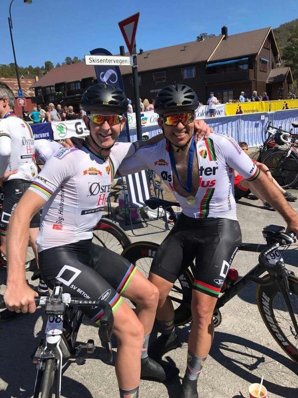 SEIER: Sandnes Ekspressens kapteiner Jone Ellingsen og Arne Rettedal etter seieren på Colorline Tour Kristiansand-Hovden i mai. Foto: Privat Jone Ellingsen - Arne Rettedal - Sandnes SK Hovden 2017