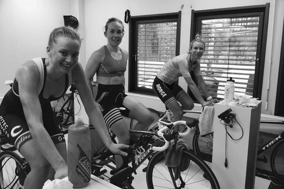 SATSER: Miriam Bjørnsrud (til venstre) og Thrude Natholmen (til høyre) er med på det nye satsingslaget The Duke Sport. Her med Emma Skjerstad (midten) på trening i regi av landslaget i vinter. Foto: Ola Morken Miriam Bjørnsrud - Emma K Skjerstad - Thrude Natholmen - NTG - Jan 2017 - Foto Ola Morken 1400x933