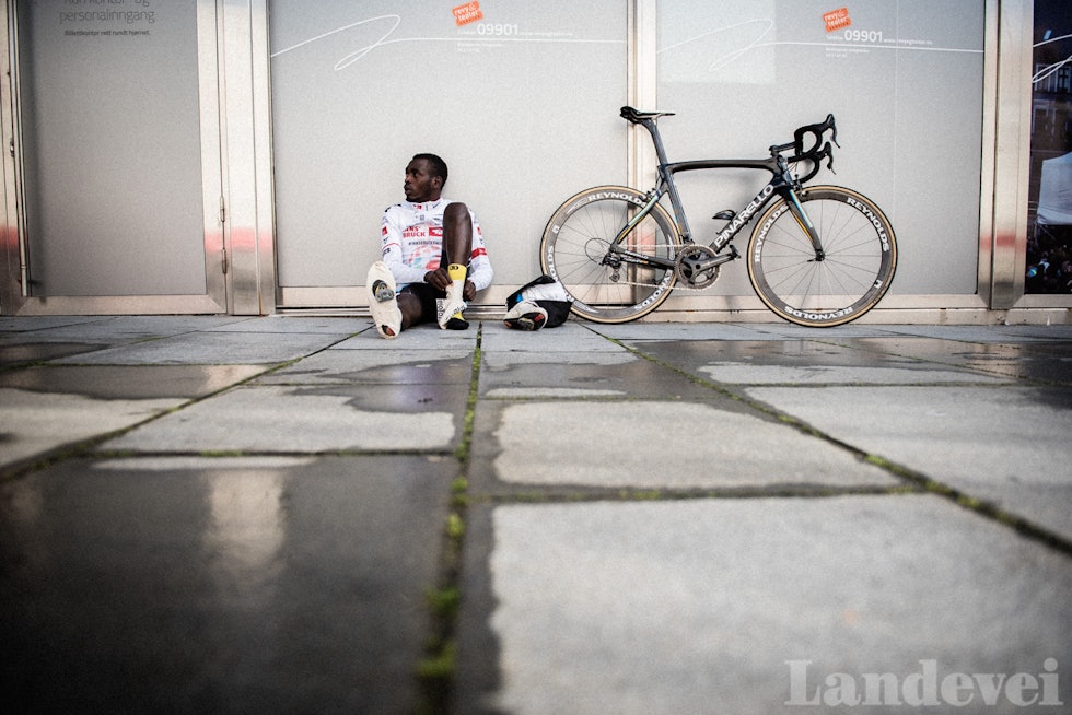 KLAGER IKKE: Selv om Tour of Rwanda er ett av de viktigste rittene i hjemlandet, har ikke støttemannskapet skaffet en stol til Ndayisenga i VM. Foto: Henrik Alpers. KLAGER IKKE: Selv om Tour of Rwanda er ett av de viktigste rittene i hjemlandet, har ikke støttemannskapet skaffet en stol til Ndayisenga i VM. Foto: Henrik Alpers.