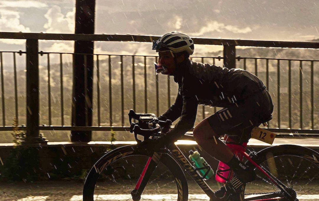FUKTIG: Caroline Vamnes syklet 73 runder opp Grefsenkollen, mange av dem i pøsregn. Foto: Bjørn Saksberg Caroline Vamnes - Saksberg 1400x883