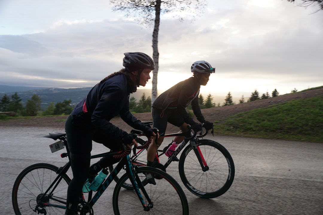 FELLESSKAP: Caroline Vamnes (til høyre) med Hanne Herberg på vei opp Grefsenkollen. De små kommentarene underveis bidrar til å holde motet og motivasjonen oppe. Foto: Bjørn Saksberg Hanne Herberg og Caroline Vamnes - Bjørn Saksberg 1400x933