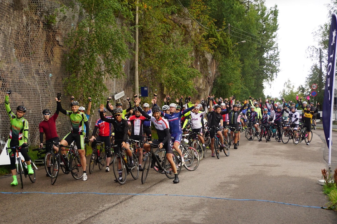 REKORD: God stemning før start på det som ble verdensrekord i everesting. Foto: Bjørn Saksberg STart - Bjørn Saksberg 1400x933