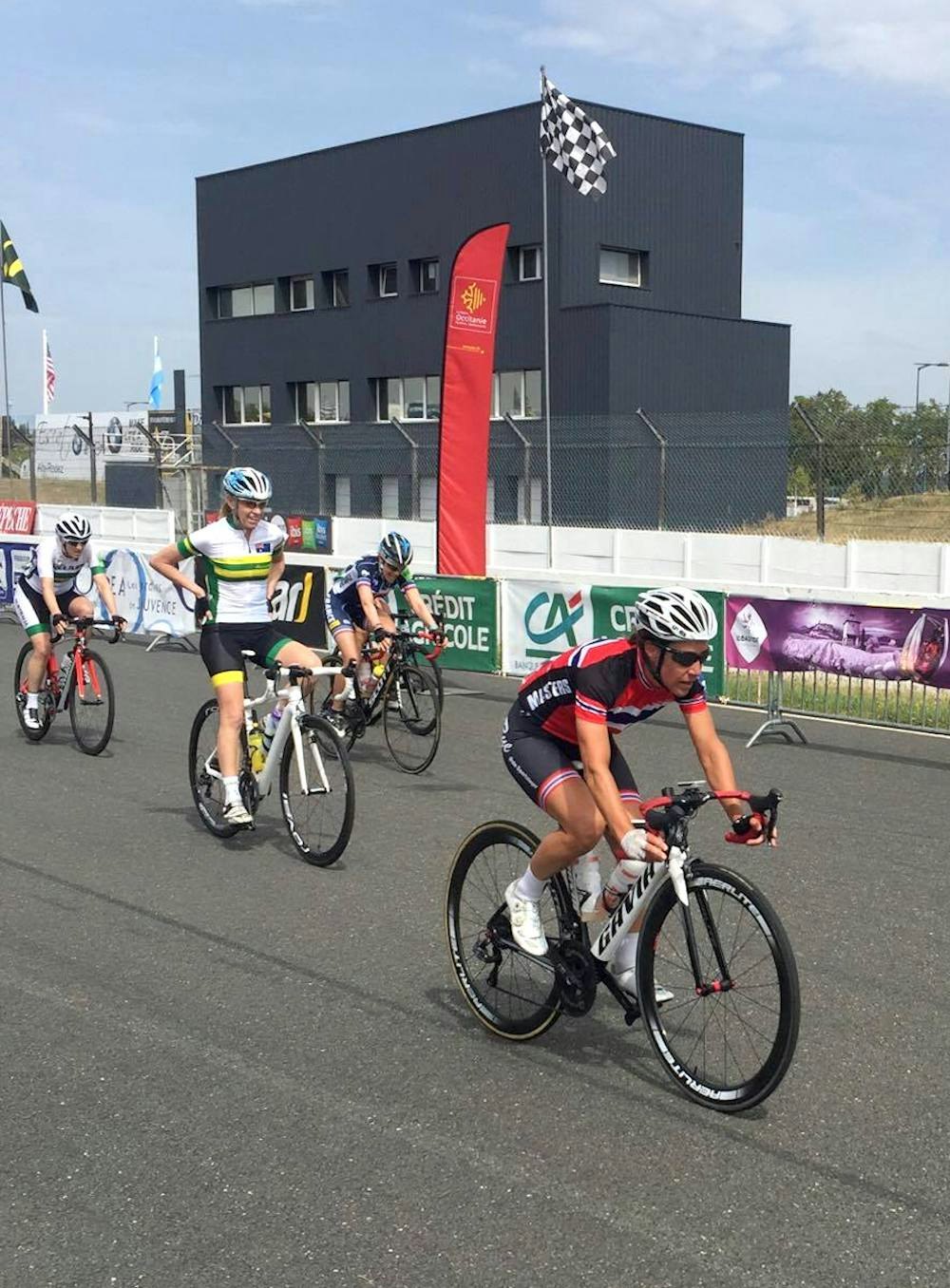 BRONSE: Kristin Falck syklet inn til tredjeplass på fellesstarten i klassen 45-49 år. Foto: Chris Becker Kristin Falck - Albi fellesstart masters VM 2017 - Foto Chris Becker 1000x1357